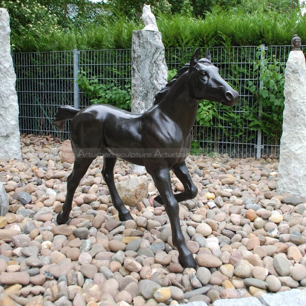 statuetta di cavallo in corsa