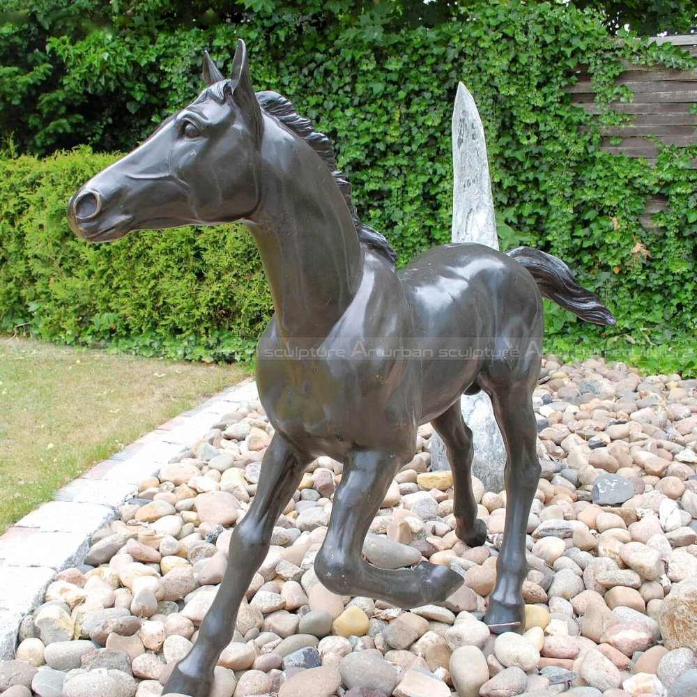 statuetta di cavallo in corsa