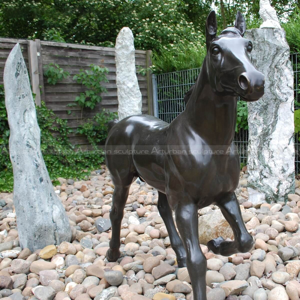 statuetta di cavallo in corsa