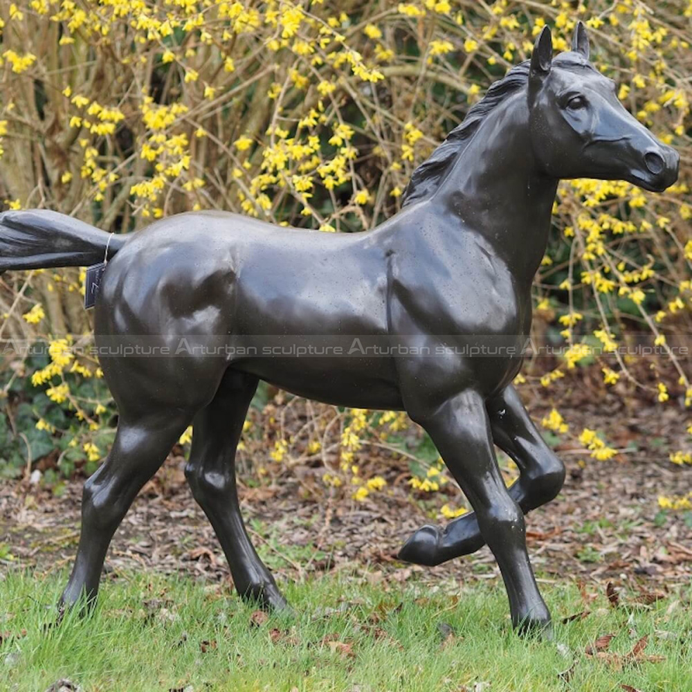 statuetta di cavallo in corsa