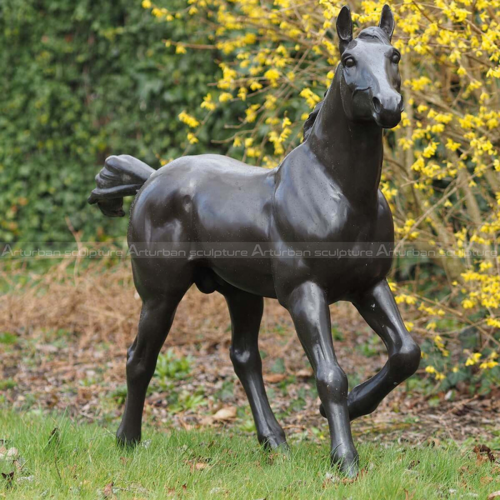 statuetta di cavallo in corsa