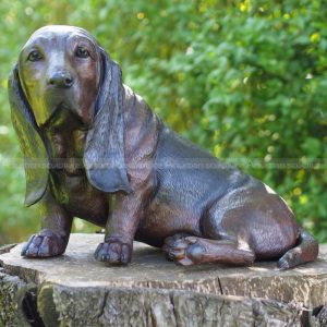 Statua di basset hound in grandezza naturale