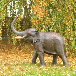 decoración de jardín con estatua de elefante