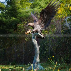 estatua de águila calva de bronce