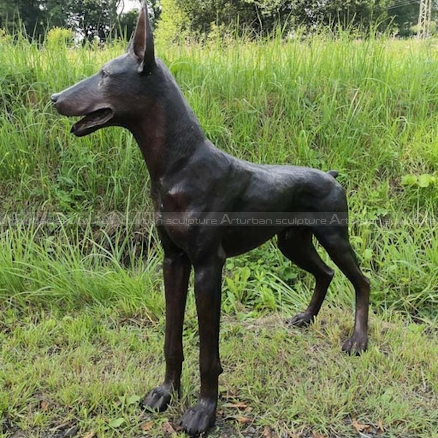 statue de doberman en bronze