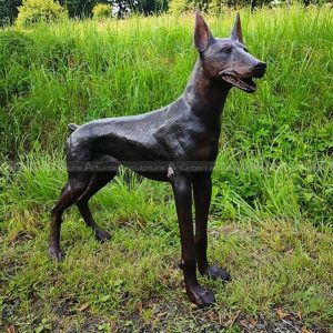 estátua de doberman de bronze