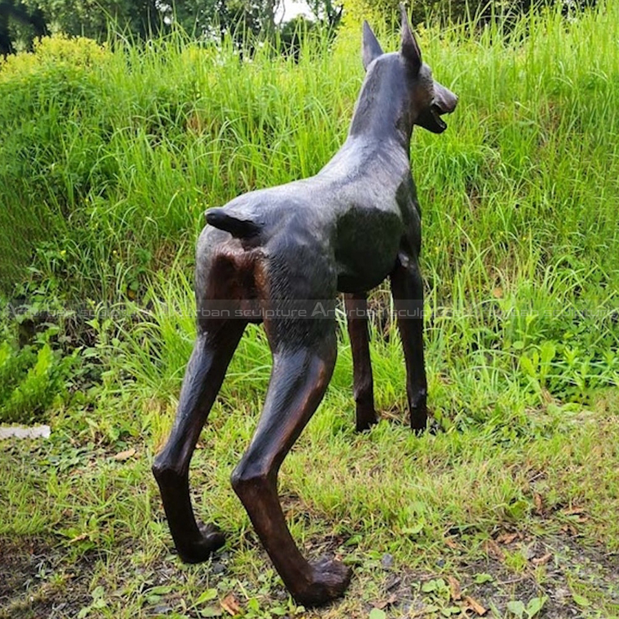 statue de doberman en bronze