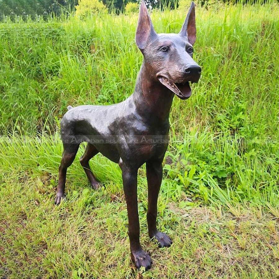 statue de doberman en bronze