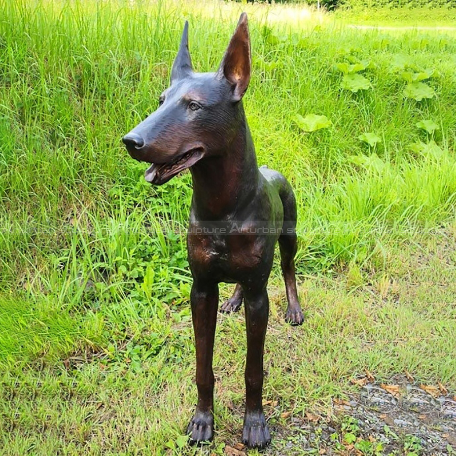 statue de doberman en bronze