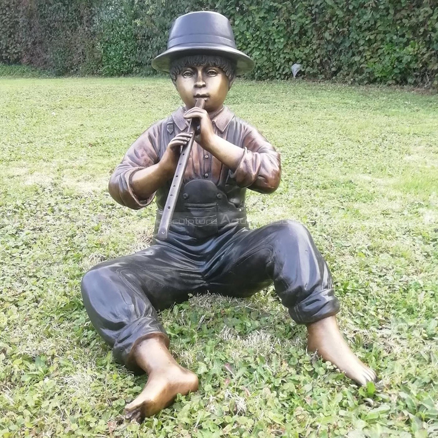 Fontana in bronzo di un ragazzo che suona il flauto