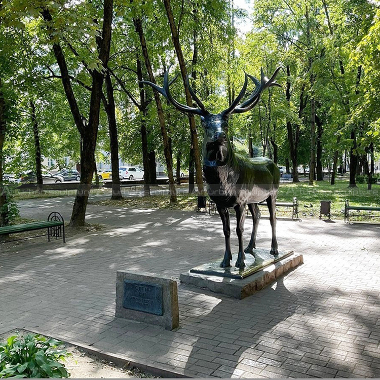 gran ciervo de bronce para jardín