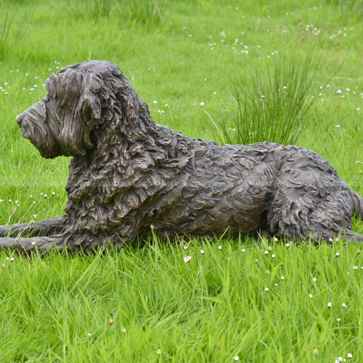 statue de jardin représentant un labradoodle