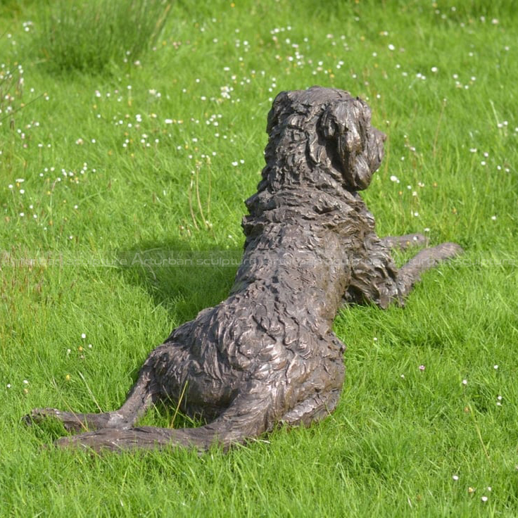 statue de jardin représentant un labradoodle
