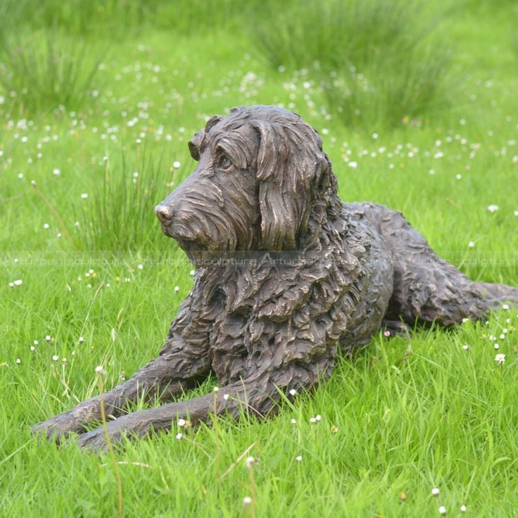 statue de jardin représentant un labradoodle