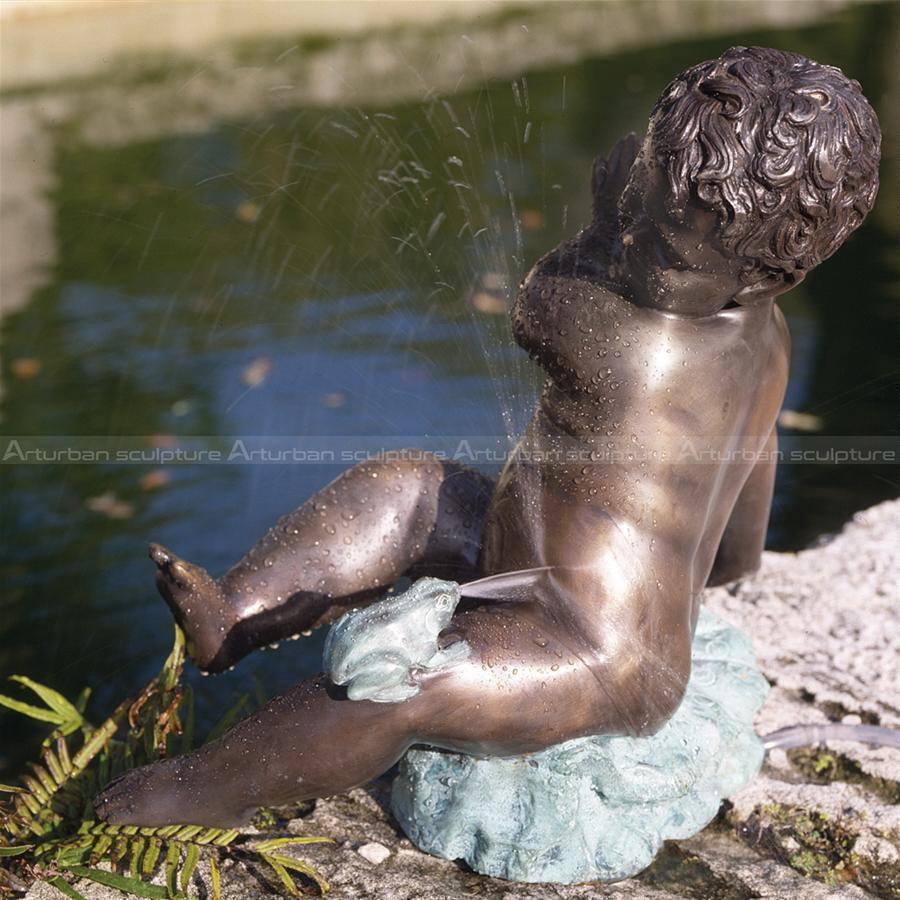 fuente de agua de niño y rana