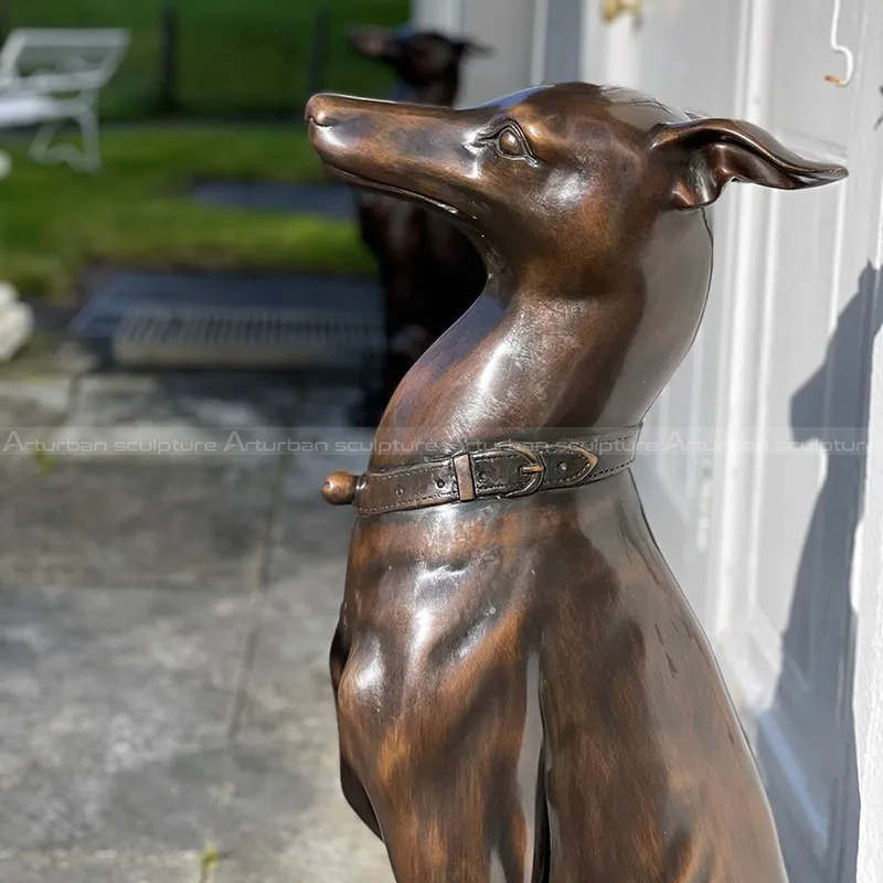 Bronzeskulptur eines Windhundes