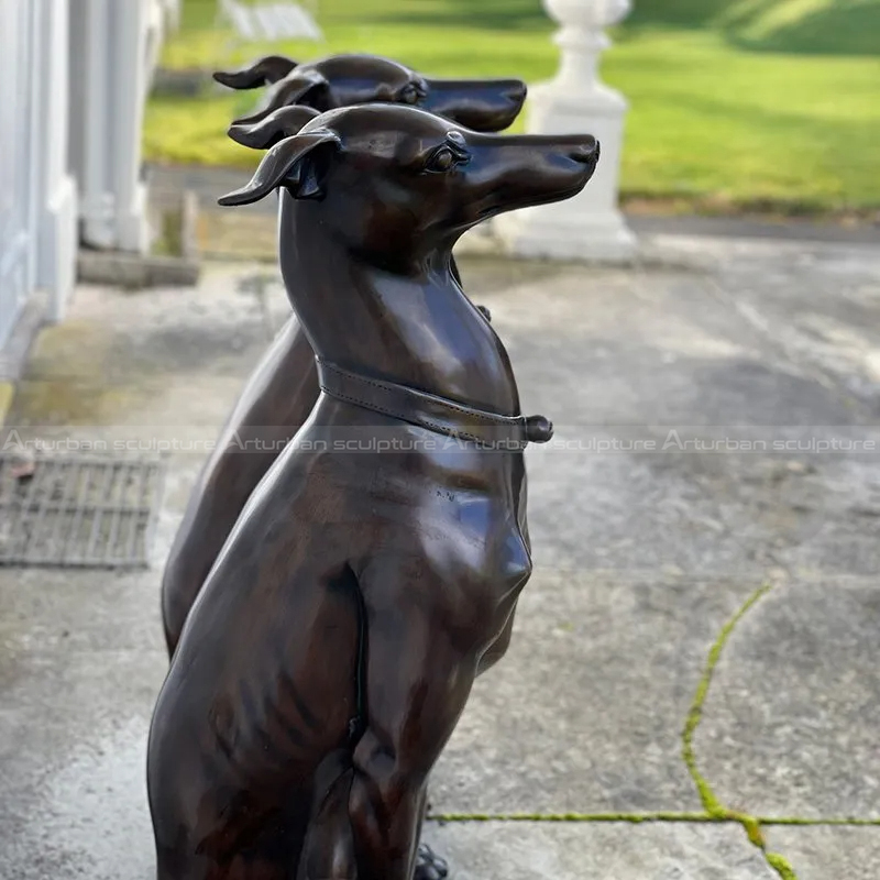 Bronzeskulptur eines Windhundes