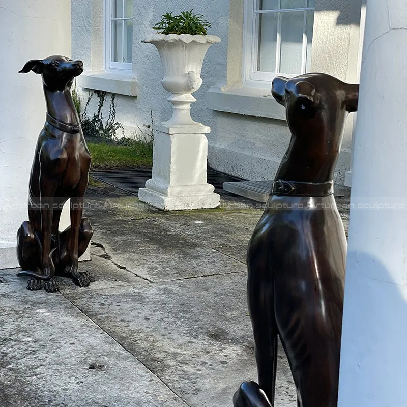 Bronzeskulptur eines Windhundes