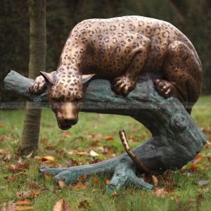 statua di leopardo seduto di grandi dimensioni