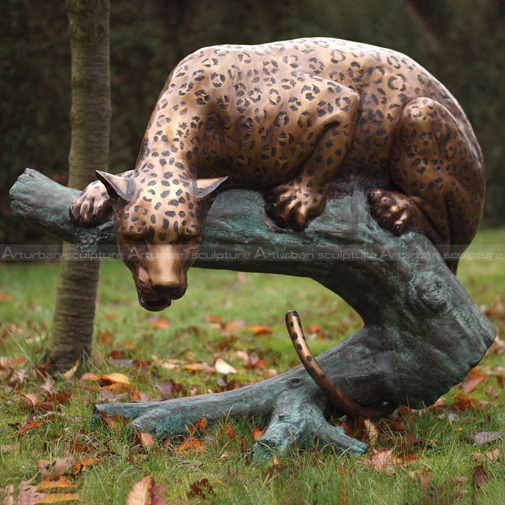 statua di leopardo seduto di grandi dimensioni