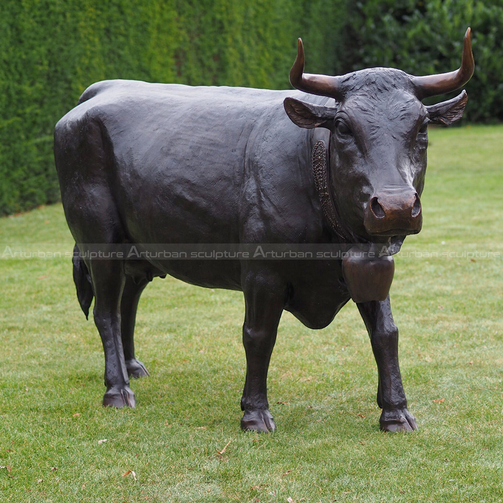 Lebensgroße Kuh-Gartenornament