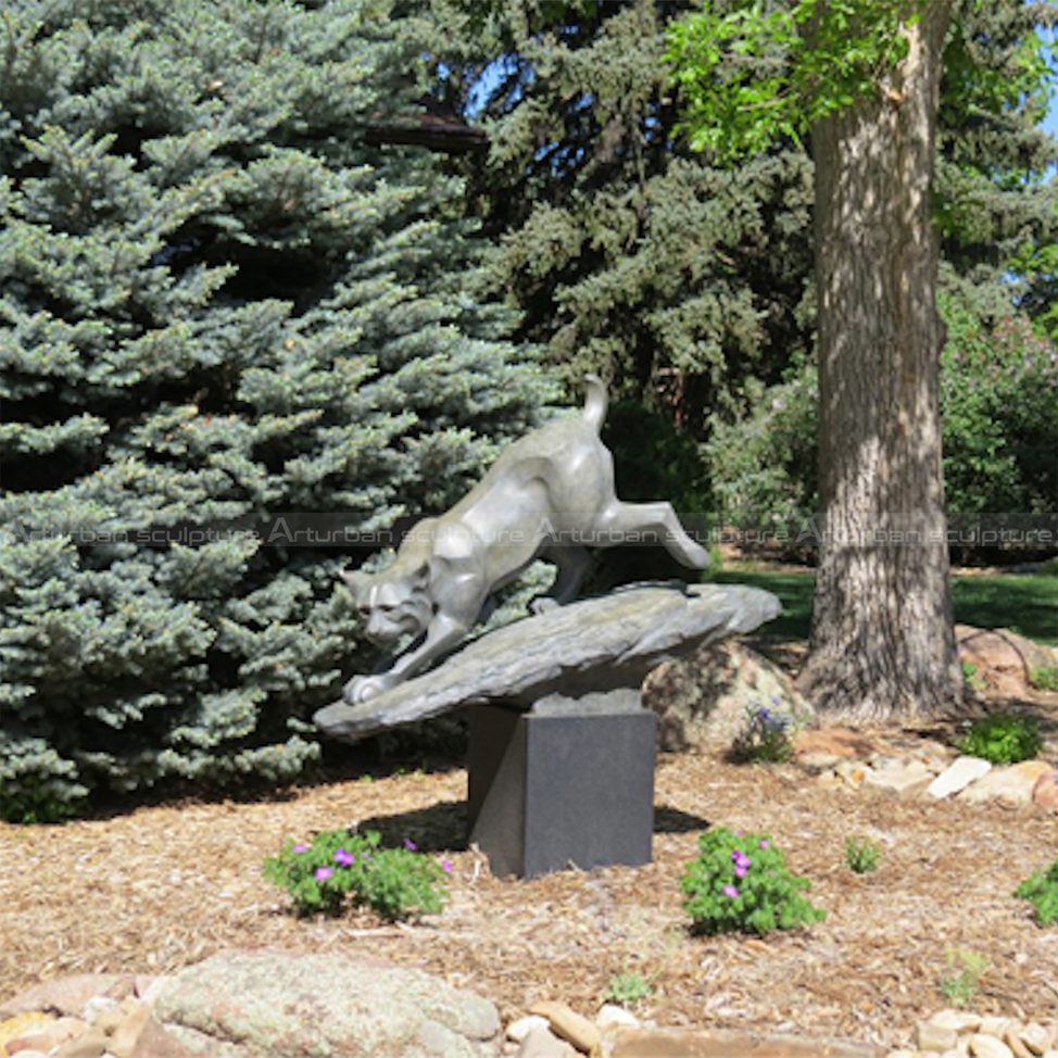 escultura de lince em bronze