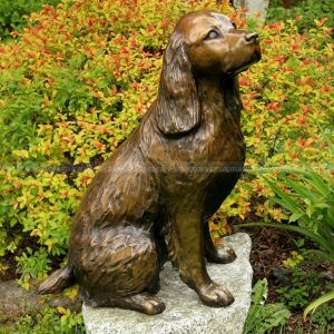 escultura de springer spaniel em bronze