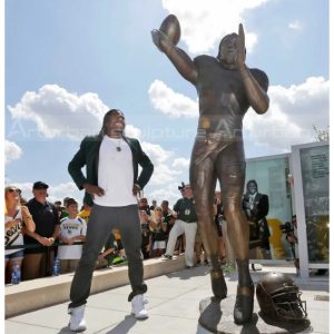 statue de joueur de football en bronze