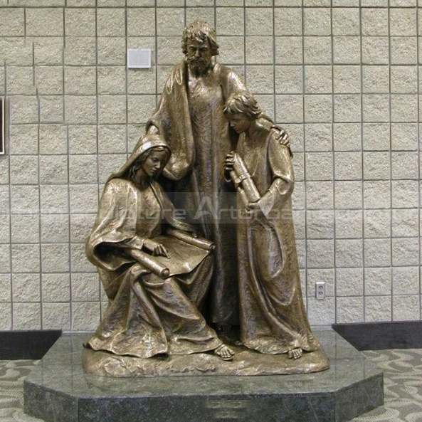 statua della santa famiglia cattolica