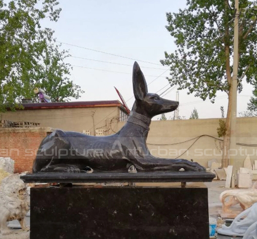 statua di cane dell'antico Egitto