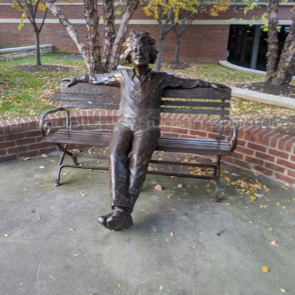 estátuas de Albert Einstein