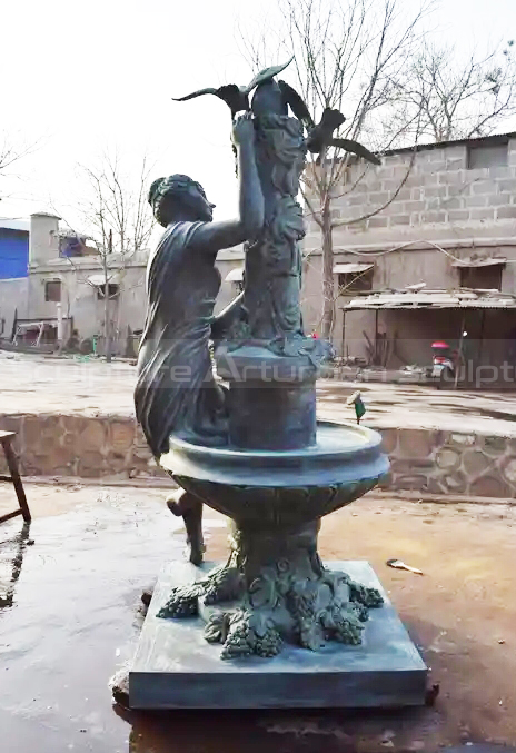 fontaine sculpture féminine