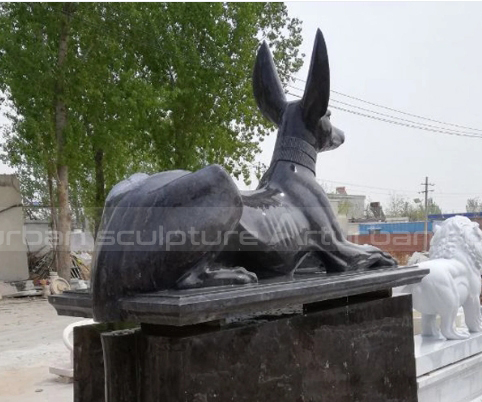 statua di cane dell'antico Egitto