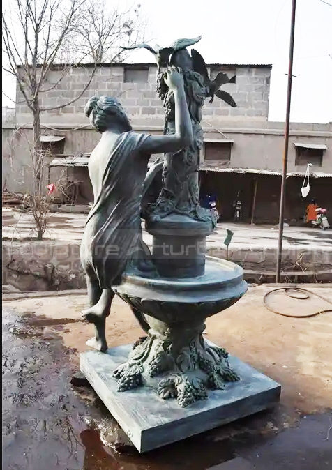 fontaine sculpture féminine