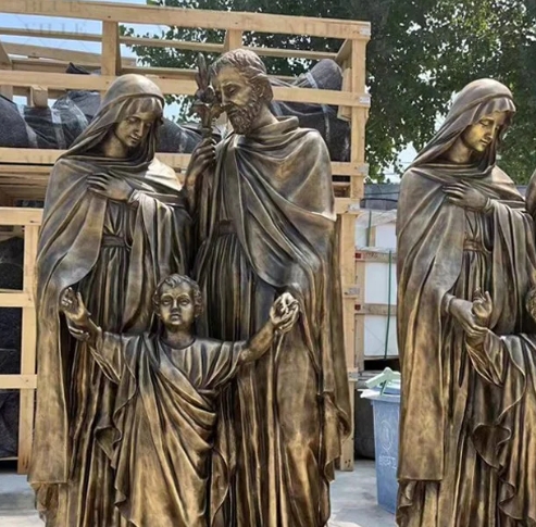 statua della santa famiglia cattolica