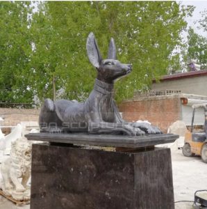 statua di cane dell'antico Egitto