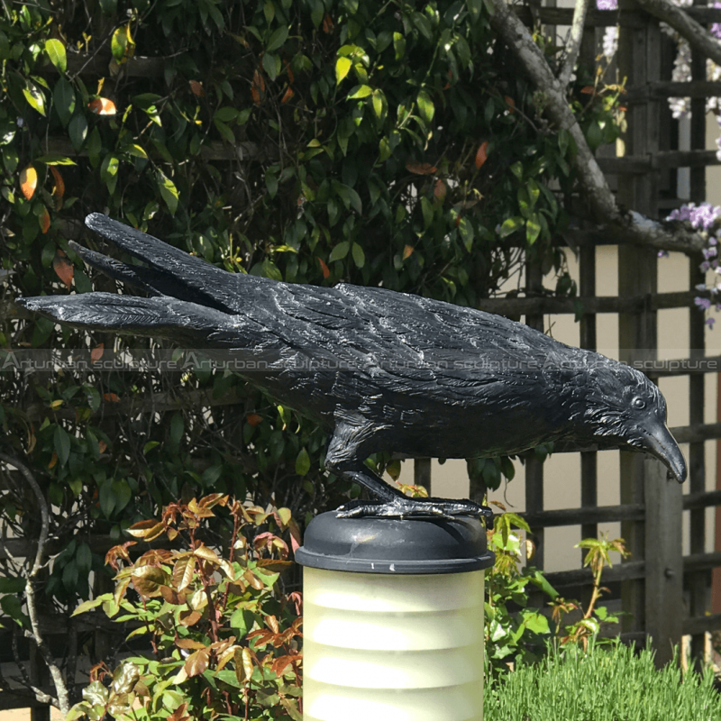 escultura de corvo preto