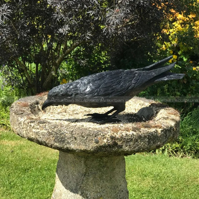 escultura de corvo preto
