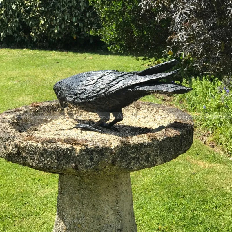 escultura de corvo preto