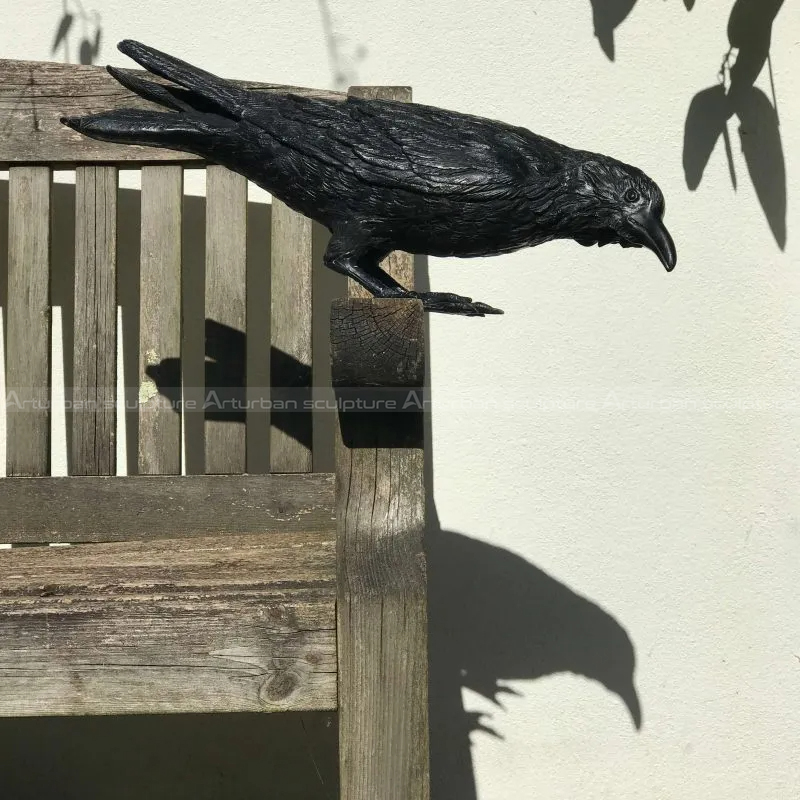 escultura de corvo preto