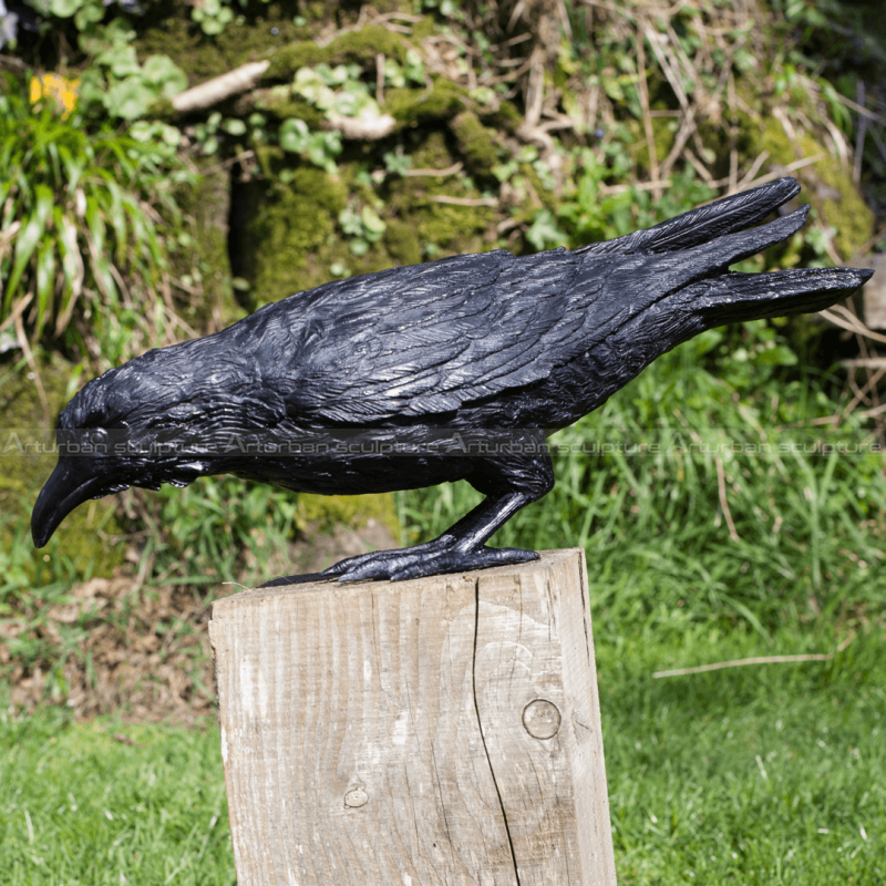 escultura de corvo preto