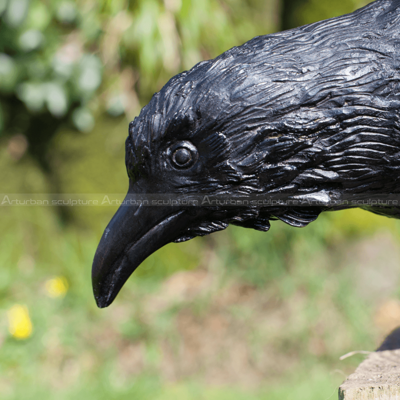 escultura de corvo preto