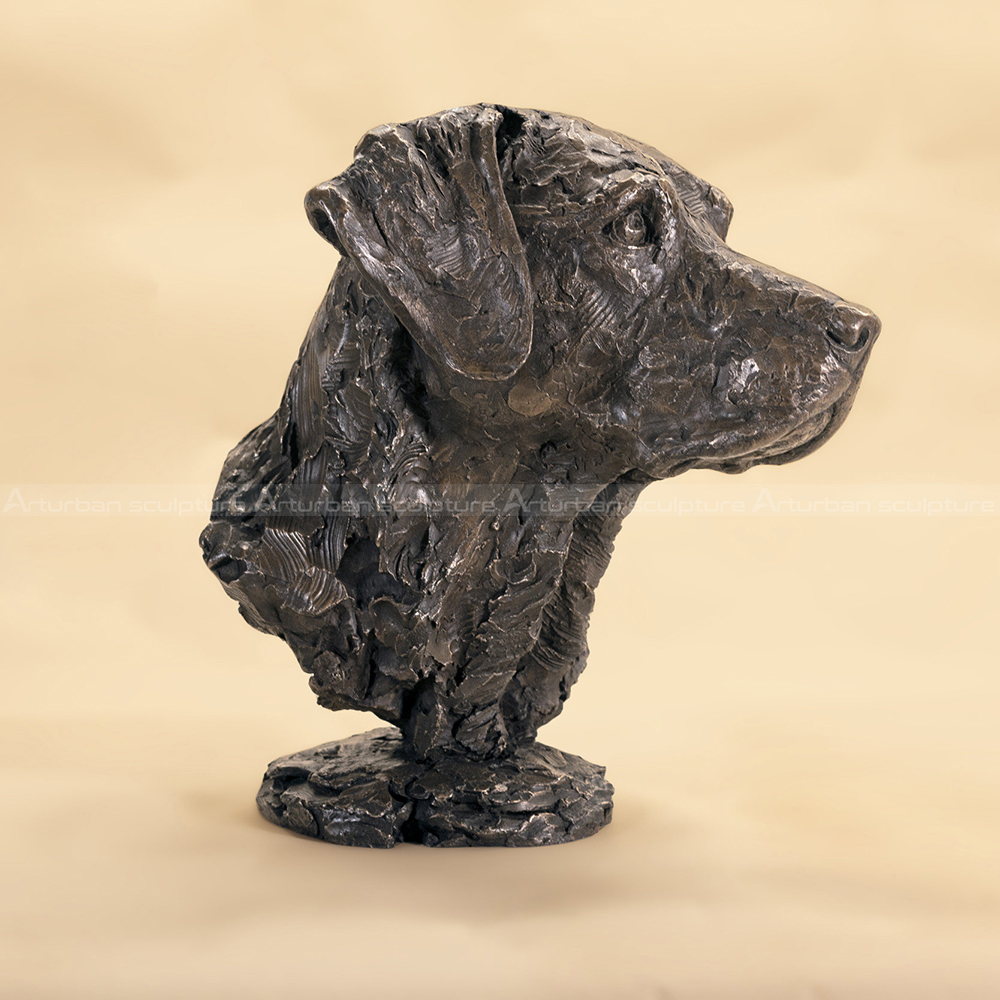 statua di busto di cane