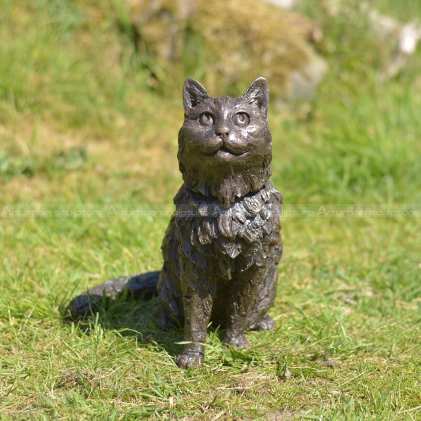 scultura per giardino a forma di gatto
