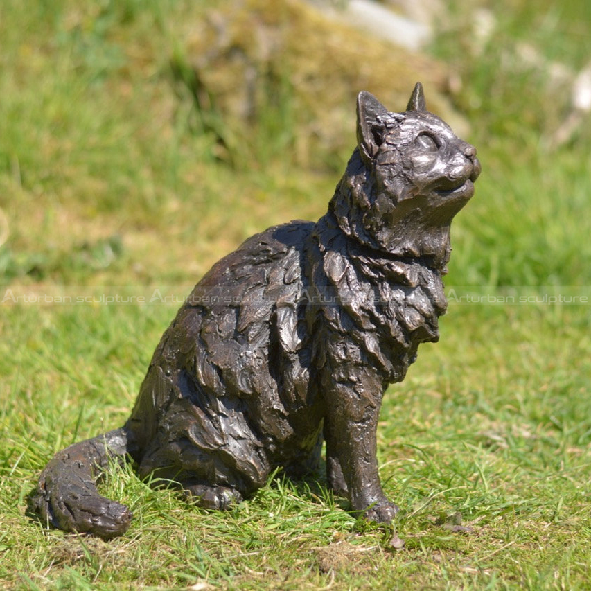 scultura per giardino a forma di gatto