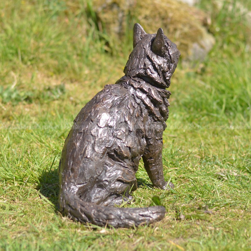 scultura per giardino a forma di gatto