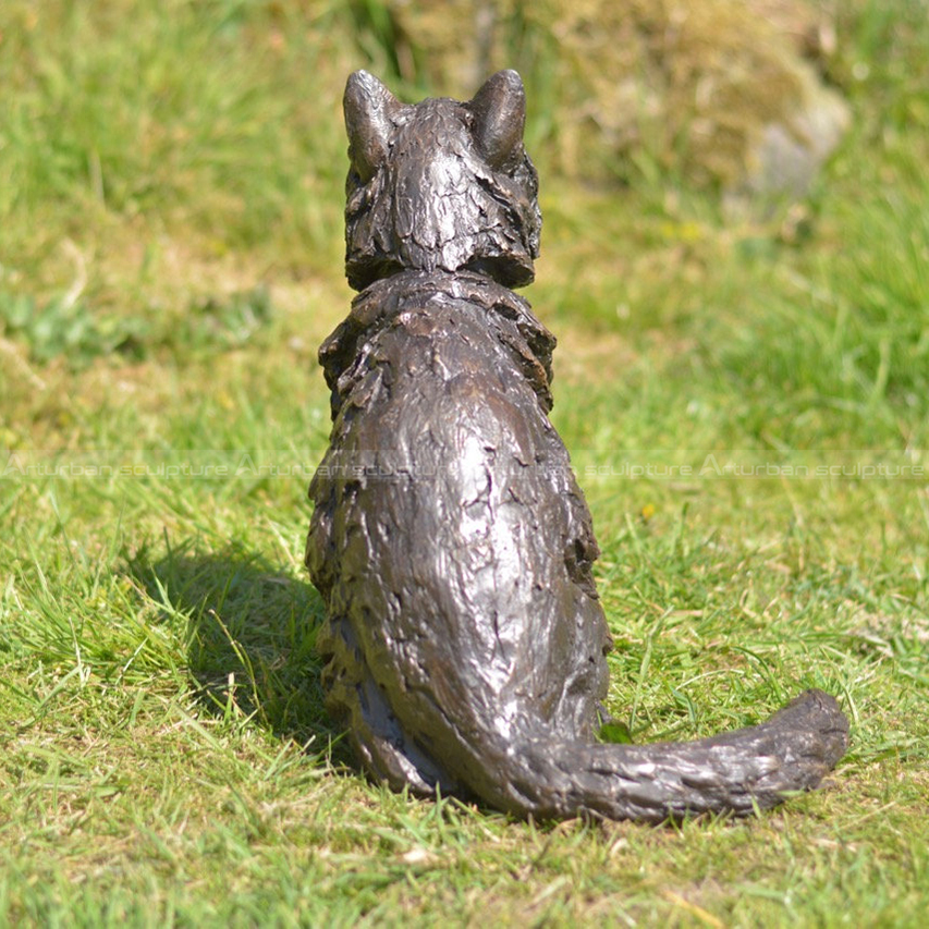 scultura per giardino a forma di gatto