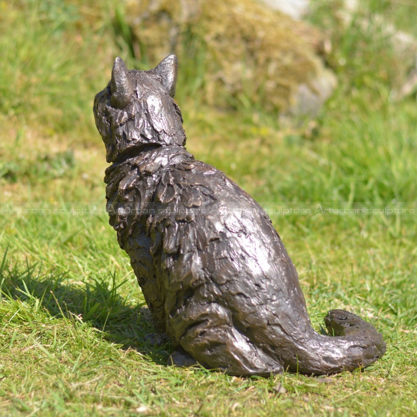 scultura per giardino a forma di gatto