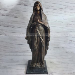 statua esterna della Beata Vergine Maria