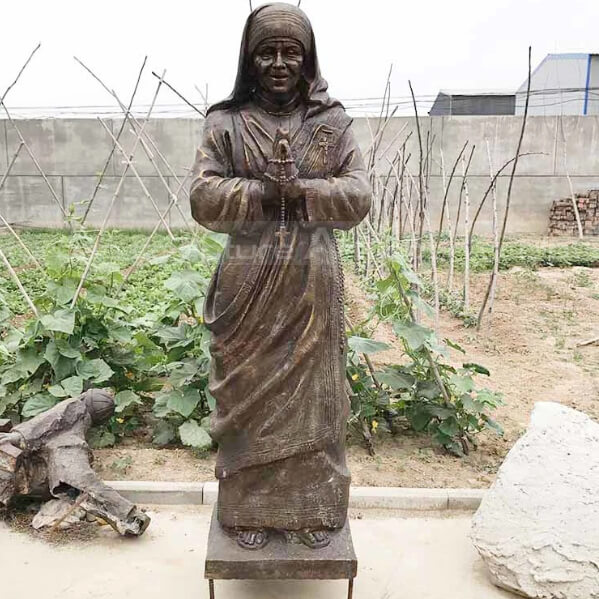 statua da giardino di madre teresa